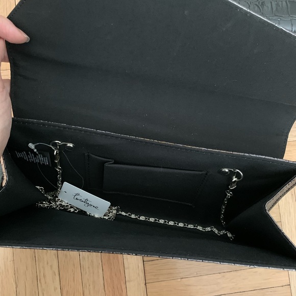 BUNDLE F21 clutches (convertible to crossbody) - Picture 3 of 6